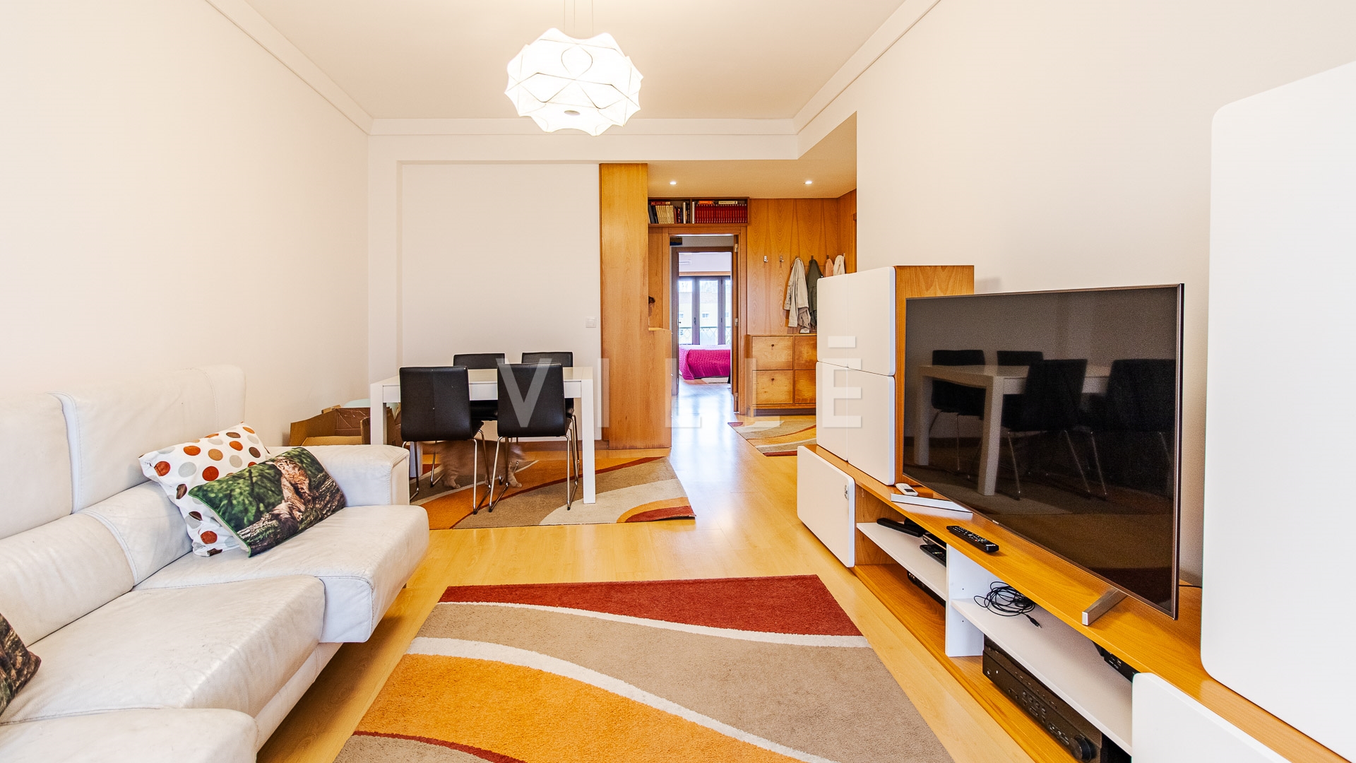 Apartamento T2, renovado, na Mário Sacramento
